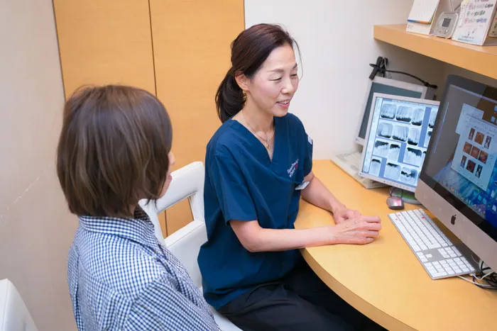 カウンセリング中の歯科医と患者